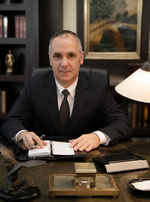 Dr. Homoki Tamás ügyvéd, közlekedési szakjogász az irodájában